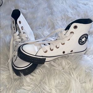 BLACK AND WHITE CONVERSE
